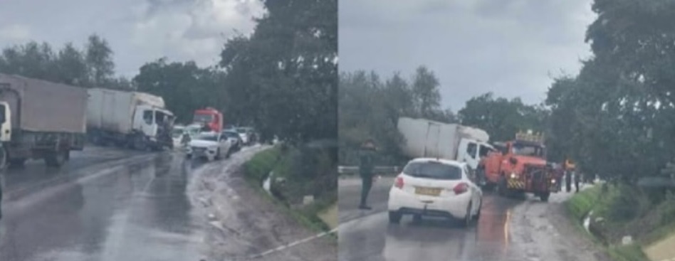 حادث مرور بين شاحنة و سيارة خفيفة