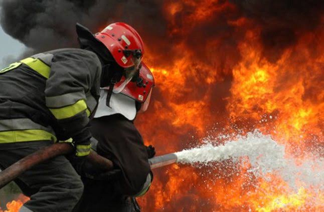 السيطرة على حريق في مركب بميناء الصيد البحري بجرزونة