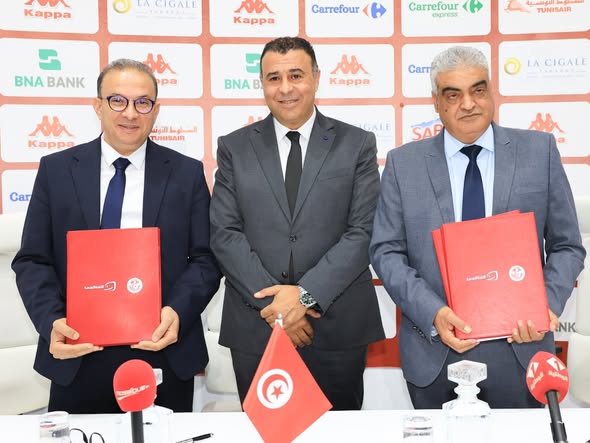 حفل توقيع عقد التفويت في حقوق البث التلفزي بين الجامعة التونسية لكرة القدم ومؤسسة التلفزة التونسية./صور