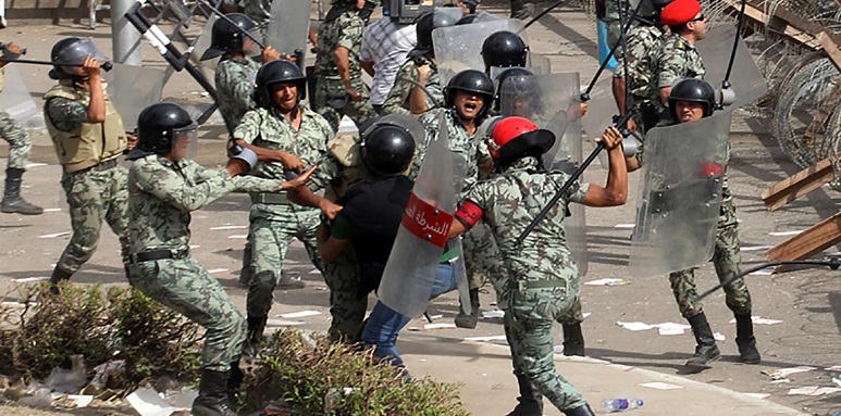 مصر تنفي إيقافها لمنتقدي الحكومة وتؤكد أنها اعتقلت فقط المتظاهرين دون ترخيص !