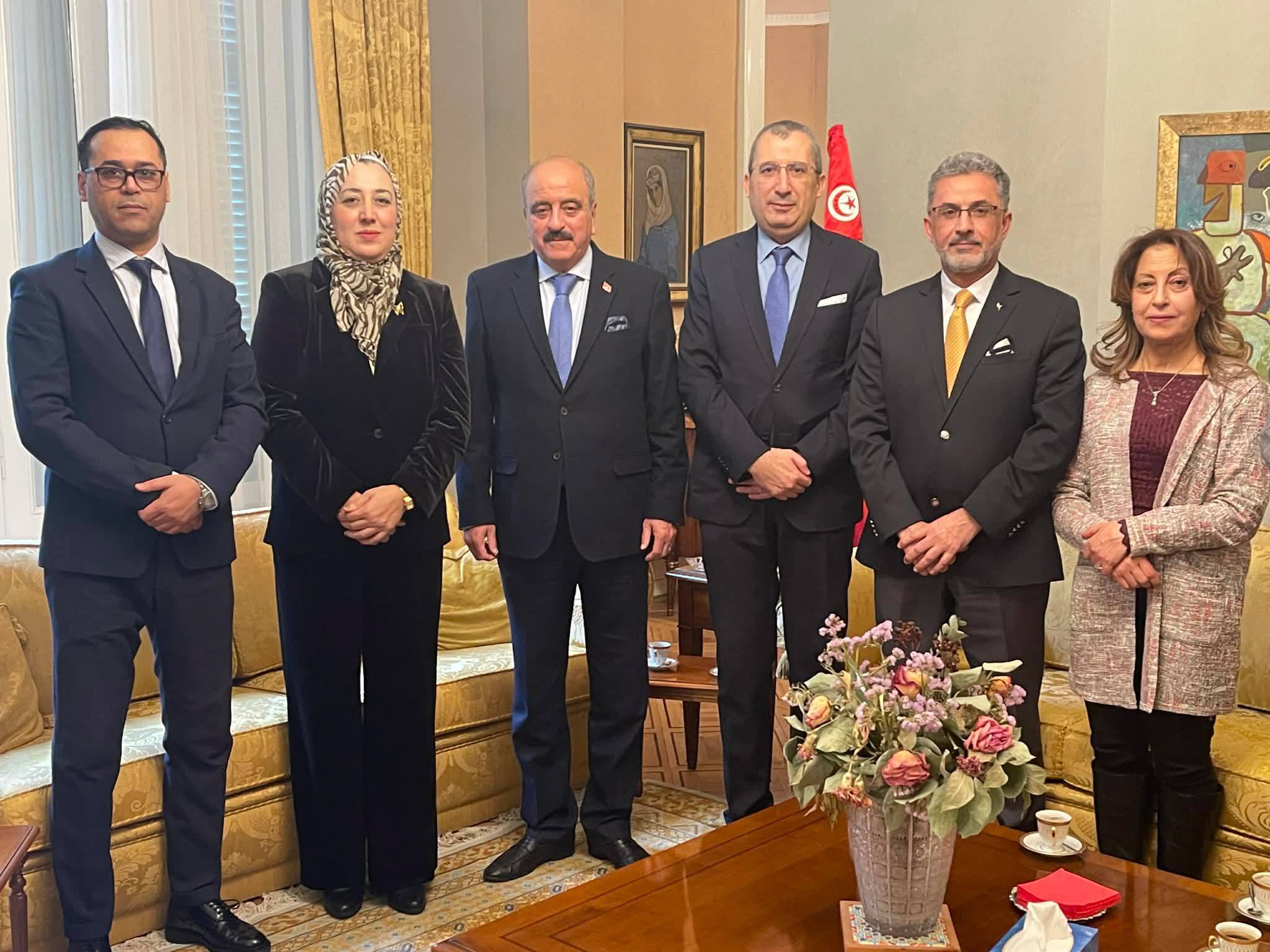 وزير الشؤون الخارجية  يعقد جلسة عمل مع طاقم سفارة  تونس ببارن ويلتقي ثلة من الجالية 