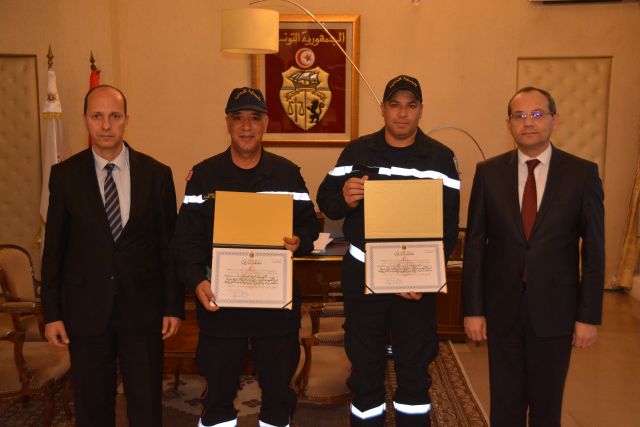 وزير الداخلية يُكرّم إطارين من الحماية المدينة إثر عملية إنقاذ فتاة جرفتها المياه والأوحال