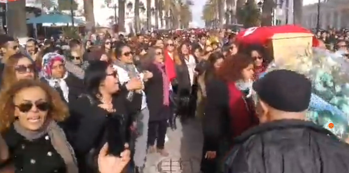 مراسم تشييع الفقيدة لينا بن مهنّي ... نساء تخرجن عن السيطرة وتحوّلن الجنازة لمسيرة سياسية 