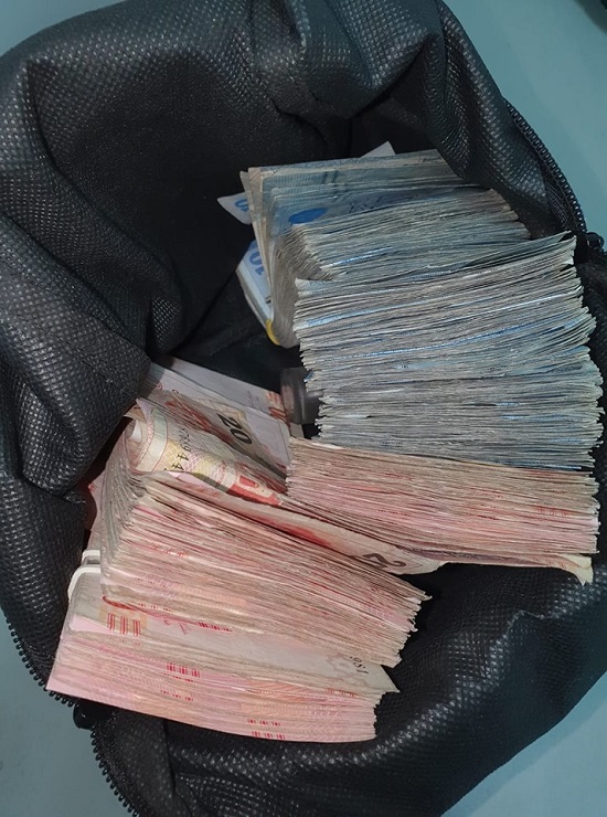 سكرة : شاب يعثر عن حقيبة بها مبلغ مالي هام وأدوية ويبحث عن صاحبها