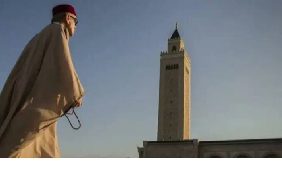 هل تسقط صلاة الجمعة إذا وافقت يوم العيد ؟