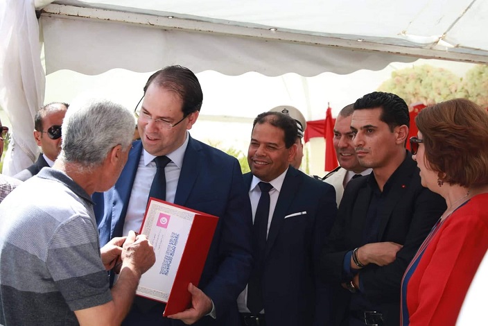 المهدية : الشاهد يعطي إشارة تسوية 184 تجمع سكني ويسلم عقود تمليك للعقارات الفلاحية