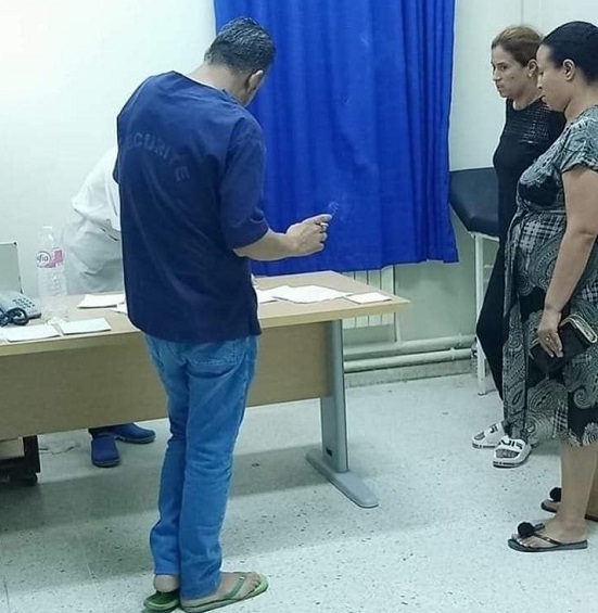 مستشفى نابل: إيقاف عون عن العمل كان يدخن بجانب المرضى