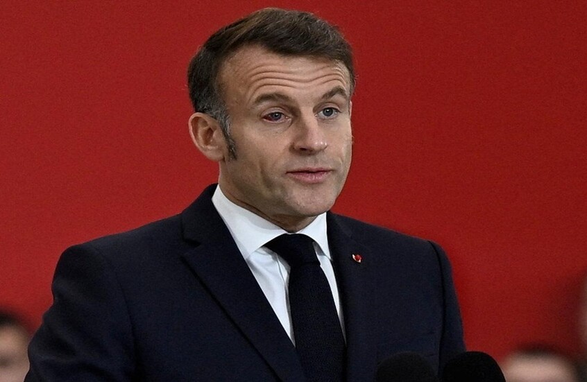  الرئاسة الفرنسية تعلن: انفجار يصيب عين ماكرون....