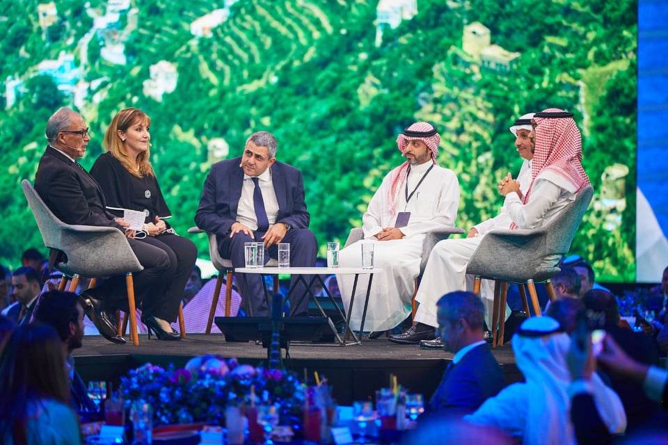 السعودية تستقبل زوارها وترحّب بالعالم ...