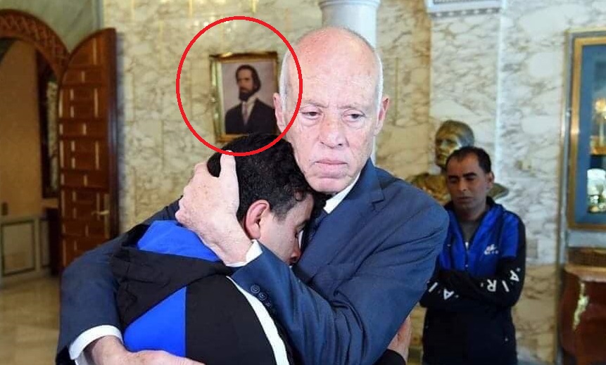 خلافا للإشاعات ... صورة الزعيم بورقيبة ثابتة في مكانها في قصر قرطاج