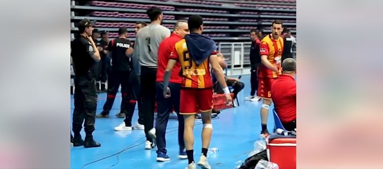  سبب مغادرة حارس الترجي لكرة اليد أصيل النملي  دكة الاحتياط وغضب كبير من الجماهير 