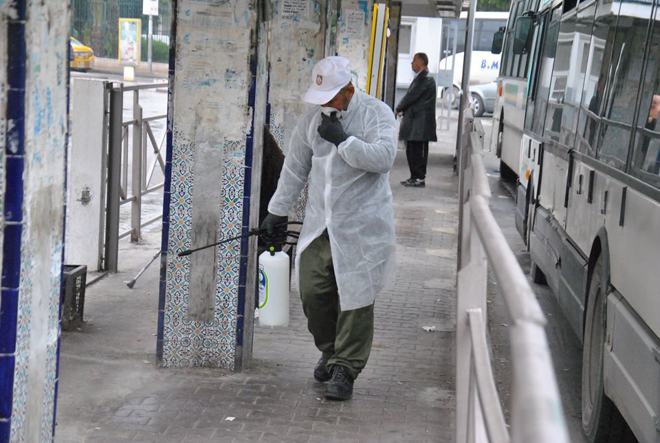 صور : تعقيم مرافق عامة في تونس العاصمة وتركيز وحدات صحيّة لغسل الأيدي