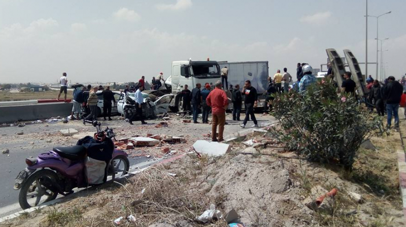 بن عروس : انقلاب شاحنة ثقيلة وانحرافها نحو الاتجاه المعاكس للطريق السريعة ولا أضرار بشرية كبيرة والحمد لله