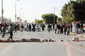 بعض أهالي طبرسق يقطعون الطريق الوطنية رقم خمسة