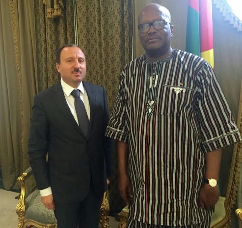 رئيس بوركينا فاسّو يستقبل بسام الوكيل رئيس البعثة التونسية لرجال الأعمال إلى " واغودوغو