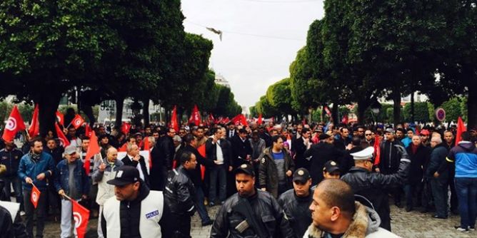 رغم بعض اليأس والمخاوف : شارع بورقيبة يستقبل آلاف التونسيين المحتفلين بثورتهم
