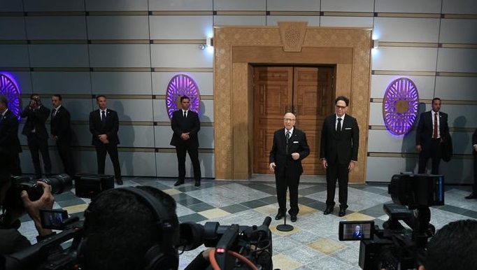 " شاعرة  " تمدح وزير الثقافة ... الوزير يتزلّف للرئيس ... والباجي " يصفع " الوزير دون أن يلمسه 