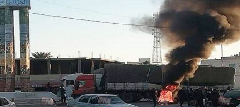 بنقردان : تجّار يحرقون العجلات ويمنعون مرور الشاحنات الليبية نحو الجانب الليبي