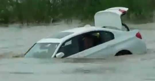 جاءته هدية : شاب هندي يلقي بسيارة " بي - آم " في النهر لأنه كان يرغب في " جاغوار " ؟؟؟