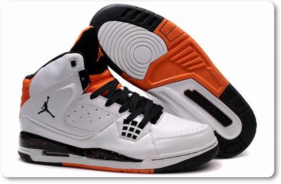 القصرين : إحباط عملية تهريب  4500   حذاء رياضي من الجزائر بقيمة 105 آلاف دينار  