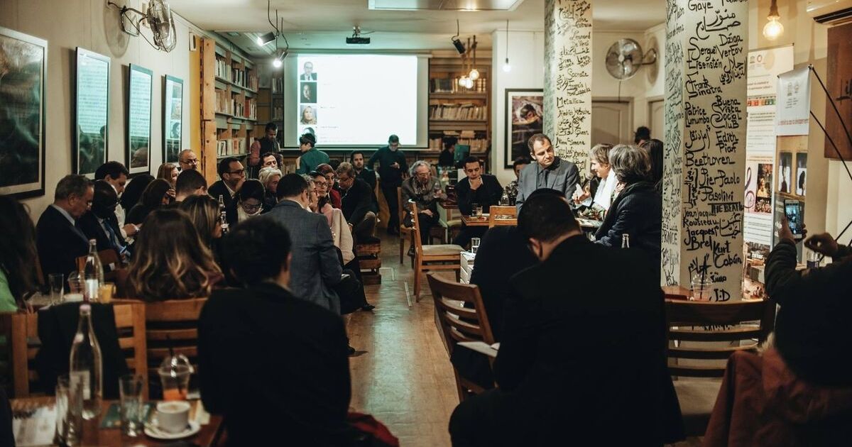 أصحاب المقاهي يحتجون أمام مقرّ ولاية تونس