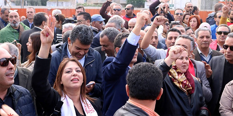 عندما ترفع أنس الحطّاب علامة النصر : هل تستخفّ بعقول الناس أم تستخف في النهاية بعقلها ؟؟