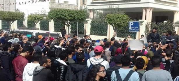 صفاقس : طلبة يحتجّون أمام الولاية مطالبين بحقهم في إجراء الامتحانات ويرفضون إجراءها في جويلية