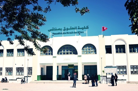 فضيحة : " بدر" و" شورّب " في اختبار بكلية الحقوق بصفاقس والعميد يبكي ويبحث عمّن وراء نشر الامتحان على " فاسيبوك " ؟؟؟
