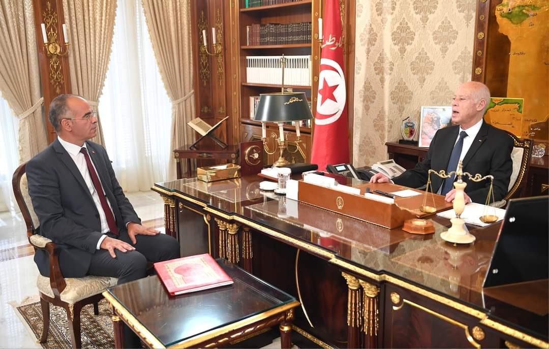 رئيس الجمهورية في لقاءه برئيس الحكومة يشدد على القطع  مع العمل بنظام المناولة 