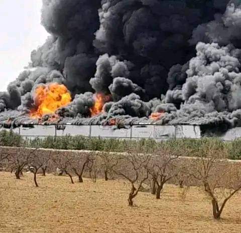 سقوط مبنى من 3 طوابق وجهود الإطفاء متواصلة... آخر معطيات حريق معمل البلاستيك بصفاقس