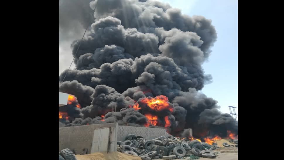 حريق ضخم بمحل لبيع العجلات المطاطية المستعملة 