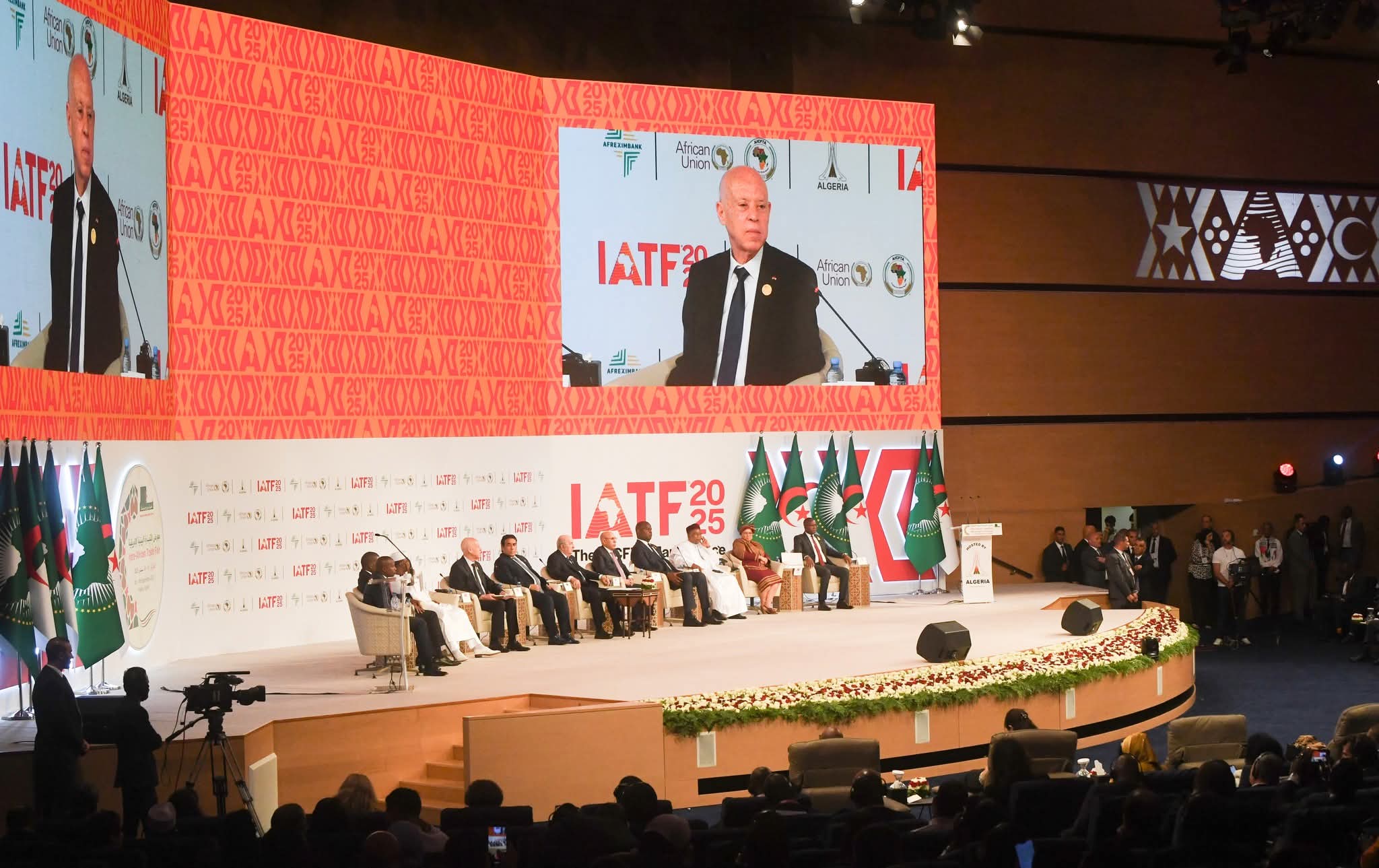 رئيس الجمهورية من الجزائر: الإنسانية تحتاج إلى نظام عالمي جديد..