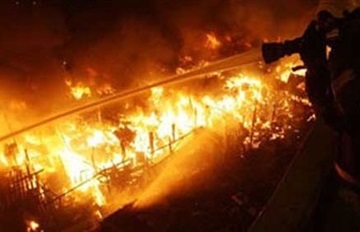 جربة : اندلاع حريق بمستودع للبنزين المهرب