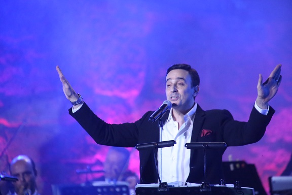 سهرة "صابر الرباعي" على ركح المسرح الأثري بقرطاج : أمير الطرب العربي يحتفي بالمرأة التونسية