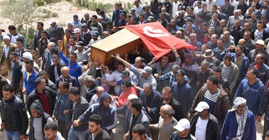 تشييع جثمان الراعي الشهيد مختار عاشور وسط غياب تام للمسؤولين الكبار في الدولة 