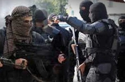 خاص : الارهابي المتحصن في منزل واد الليل أصيل حي التضامن والداخلية تستنجد بوالدته للتفاوض معه
