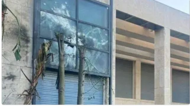 صور تنشر لأول مرة تظهر أضرارا ألحقتها مسيرة بمنزل نتنياهو