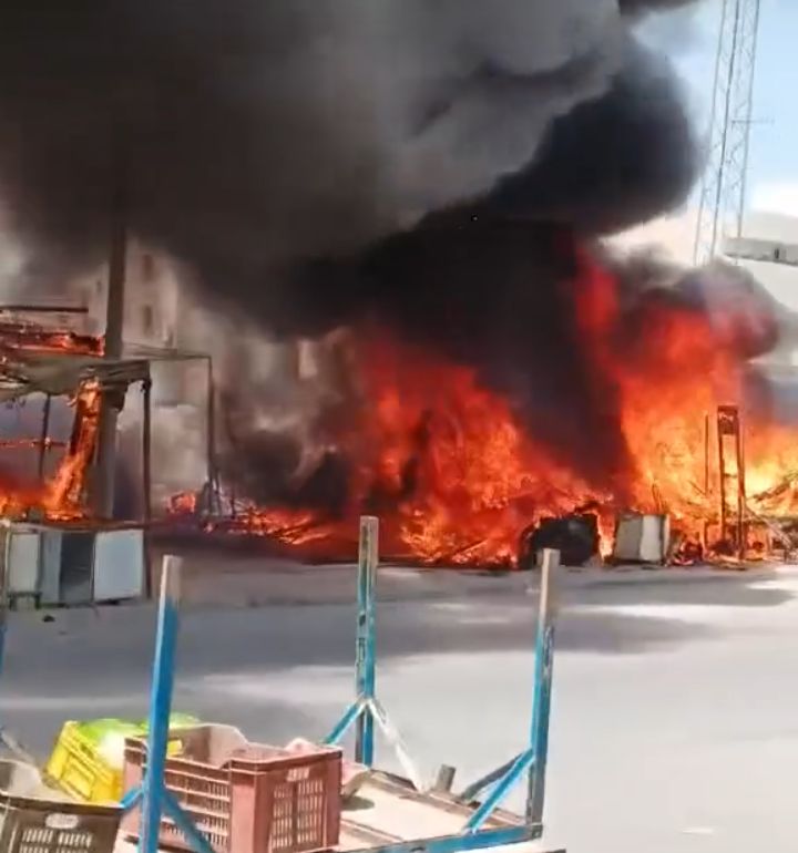 بالفيديو..حريق صخم بسوق نعسان