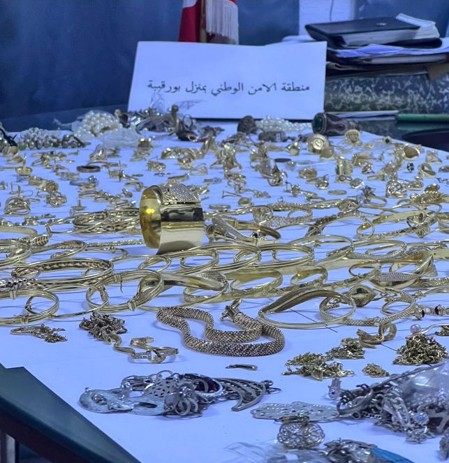 بطريقة جهنمية..يسرق ما قيمته نص مليار من محل مجوهرات