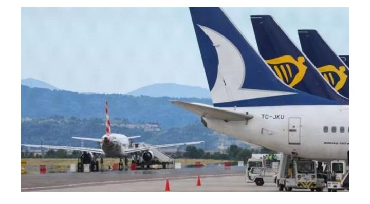 محرك طائرة يبتلع رجلا أثناء الإقلاع!!