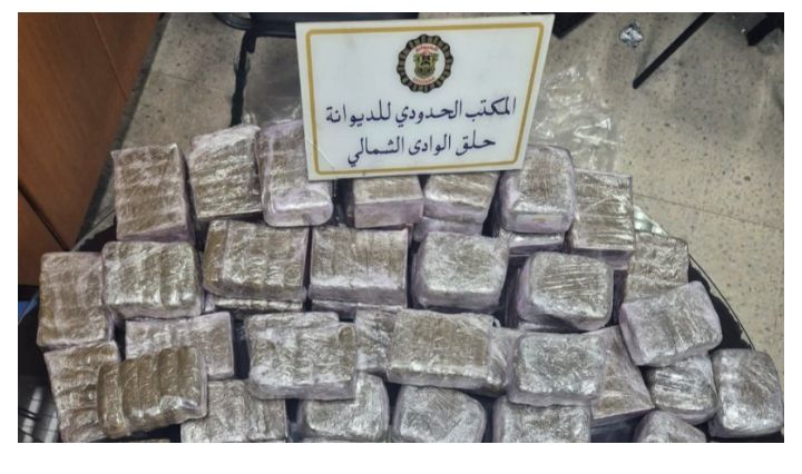 تفاصيل حجز كمية ضخمة من المخدرات بحوزة قادم من الخارج