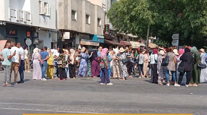 قربة:عمال يحتجون ويغلقون الطريق