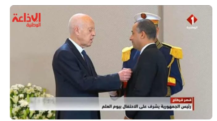 رئيس الجمهورية يشرف على موكب الإحتفال بيوم العلم
