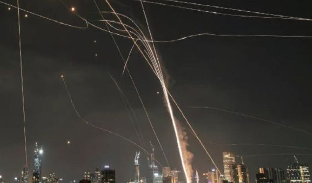 صاروخ عنقودي إيراني يصيب 8 مواقع مرة واحدة في 'تل أبيب الكبرى'