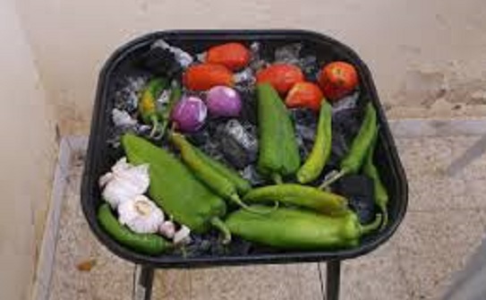 منوبة : صاحب مستودع عشوائي لصنع " السلاطة المشويّة " يعتدي على مراقبة ويتسبب لها في كسر بيدها 