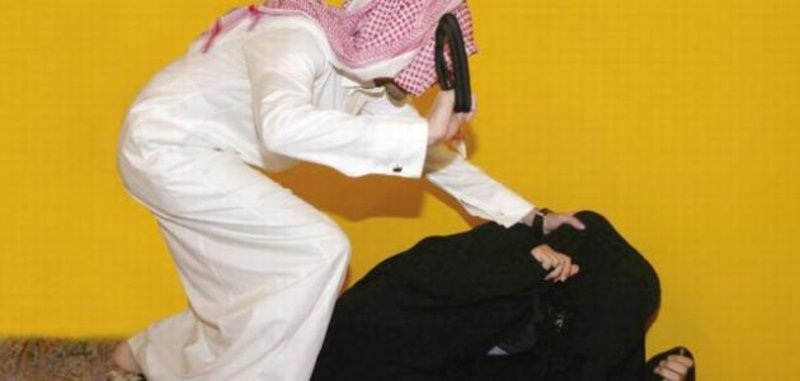 غرائب الحياة : زوجة خليجية تريد خلع زوجها لأنه " يحبّها بجنون ويلبي كافة طلباتها ومنها تنظيف المنزل وإعداد الأكل "