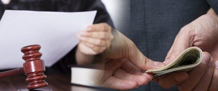 تونس :  وكيل الجمهورية يأمر بإيقاف قاضية  بقاعة الجلسة  لشبهة تورطها في جرائم رشوة 