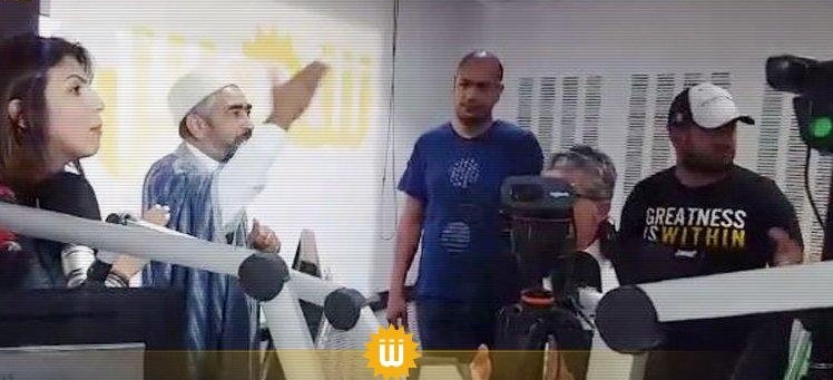 خطير : عادل العلمي يقتحم مقرّ إذاعة " شمس – أف - أم " ويعتدي على بعض العاملين ويكفّرهم ويهدد بالقتل
