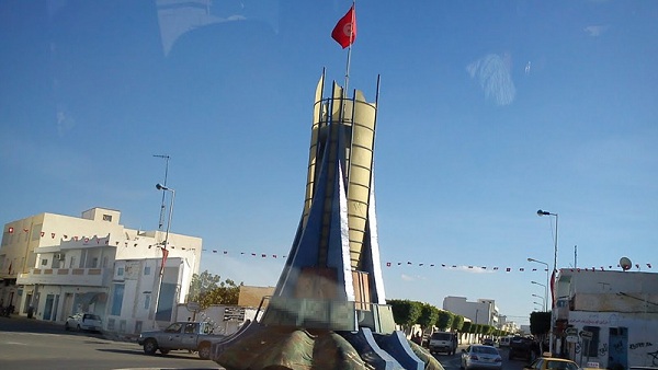 اتهموه بالجهويات وعدم التواصل : مكونات من المجتمع المدني تعتصم وتطالب بإقالة معتمد " منزل الحبيب "