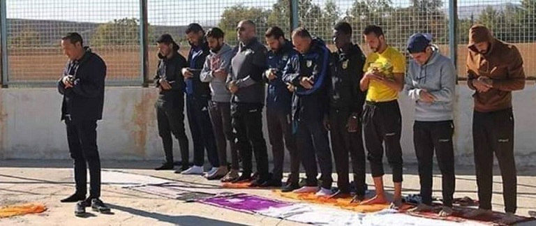 صورة اليوم : من أسرار نجاح البنزرتي منتصر الوحيشي قائد  حتى في الصلاة  ؟ 